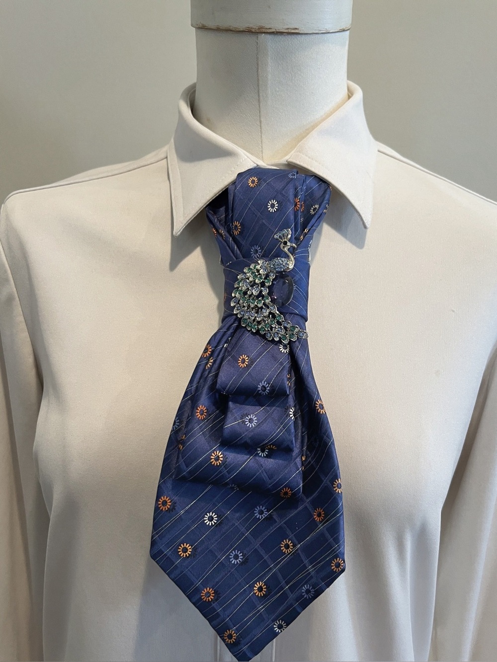 Arrow Navy Blue Patterned Tie with Peacock Brooch